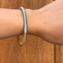 Pulsera Dunia, tejida a mano en Marruecos con hilo de oro s’fifa y seda de cactus. Diseño artesanal inspirado en la tradición de los caftanes nupciales, ligera, resistente al agua y perfecta para combinar entre sí. Una joya versátil que brilla con un toque sutil y elegante, pensada para acompañarte en cada momento.