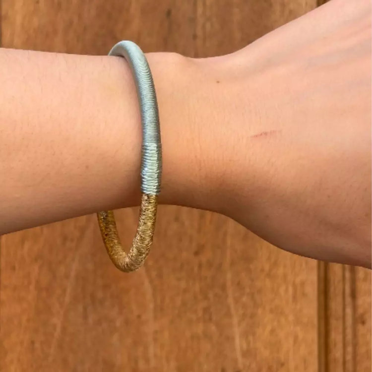 Pulsera Dunia, tejida a mano en Marruecos con hilo de oro s’fifa y seda de cactus. Diseño artesanal inspirado en la tradición de los caftanes nupciales, ligera, resistente al agua y perfecta para combinar entre sí. Una joya versátil que brilla con un toque sutil y elegante, pensada para acompañarte en cada momento.