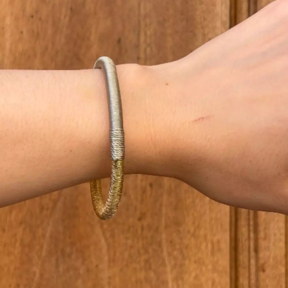 Pulsera Dunia, tejida a mano en Marruecos con hilo de oro s’fifa y seda de cactus. Diseño artesanal inspirado en la tradición de los caftanes nupciales, ligera, resistente al agua y perfecta para combinar entre sí. Una joya versátil que brilla con un toque sutil y elegante, pensada para acompañarte en cada momento.