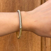 Pulsera Dunia, tejida a mano en Marruecos con hilo de oro s’fifa y seda de cactus. Diseño artesanal inspirado en la tradición de los caftanes nupciales, ligera, resistente al agua y perfecta para combinar entre sí. Una joya versátil que brilla con un toque sutil y elegante, pensada para acompañarte en cada momento.