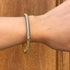 Pulsera Dunia, tejida a mano en Marruecos con hilo de oro s’fifa y seda de cactus. Diseño artesanal inspirado en la tradición de los caftanes nupciales, ligera, resistente al agua y perfecta para combinar entre sí. Una joya versátil que brilla con un toque sutil y elegante, pensada para acompañarte en cada momento.