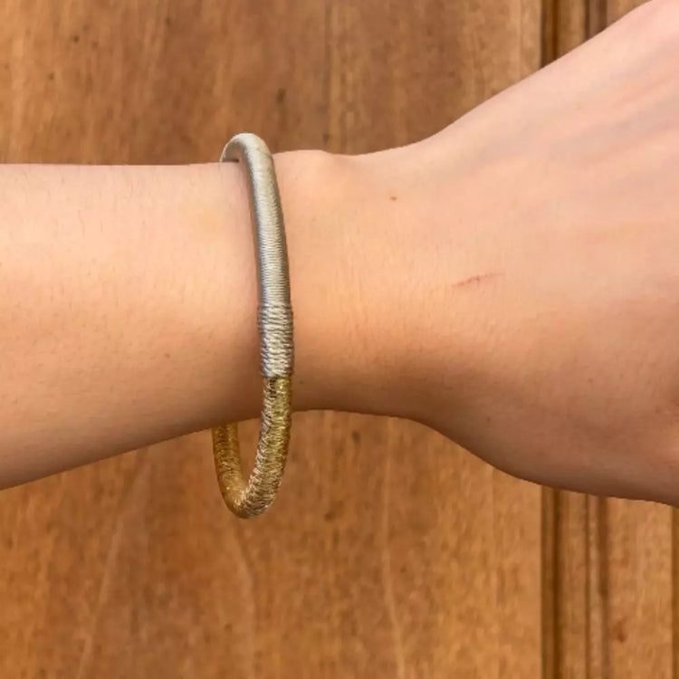 Pulsera Dunia, tejida a mano en Marruecos con hilo de oro s’fifa y seda de cactus. Diseño artesanal inspirado en la tradición de los caftanes nupciales, ligera, resistente al agua y perfecta para combinar entre sí. Una joya versátil que brilla con un toque sutil y elegante, pensada para acompañarte en cada momento.