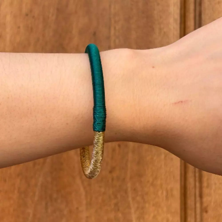 Pulsera Dunia, tejida a mano en Marruecos con hilo de oro s’fifa y seda de cactus. Diseño artesanal inspirado en la tradición de los caftanes nupciales, ligera, resistente al agua y perfecta para combinar entre sí. Una joya versátil que brilla con un toque sutil y elegante, pensada para acompañarte en cada momento.