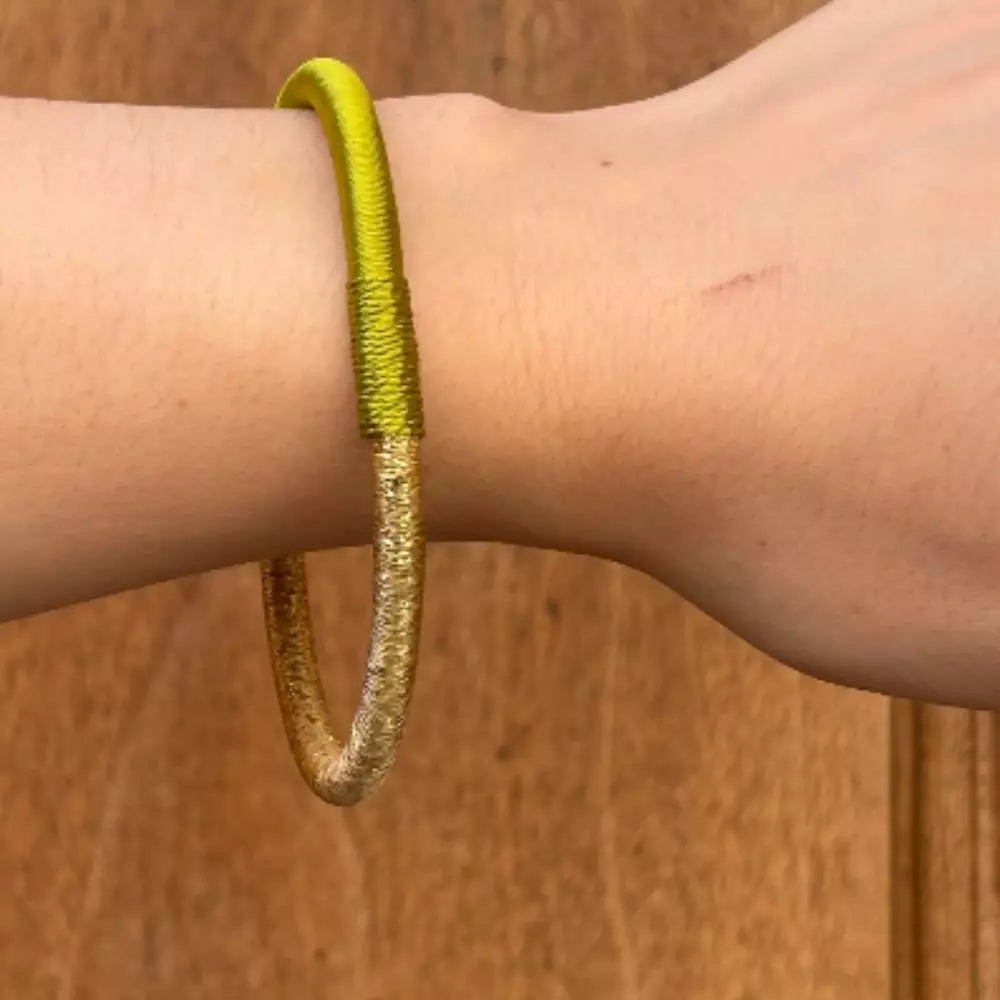 Pulsera Dunia, tejida a mano en Marruecos con hilo de oro s’fifa y seda de cactus. Diseño artesanal inspirado en la tradición de los caftanes nupciales, ligera, resistente al agua y perfecta para combinar entre sí. Una joya versátil que brilla con un toque sutil y elegante, pensada para acompañarte en cada momento.