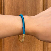 Pulsera Dunia, tejida a mano en Marruecos con hilo de oro s’fifa y seda de cactus. Diseño artesanal inspirado en la tradición de los caftanes nupciales, ligera, resistente al agua y perfecta para combinar entre sí. Una joya versátil que brilla con un toque sutil y elegante, pensada para acompañarte en cada momento.