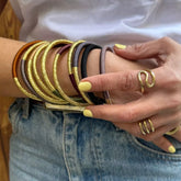 Pulsera Dunia, tejida a mano en Marruecos con hilo de oro s’fifa y seda de cactus. Diseño artesanal inspirado en la tradición de los caftanes nupciales, ligera, resistente al agua y perfecta para combinar entre sí. Una joya versátil que brilla con un toque sutil y elegante, pensada para acompañarte en cada momento.