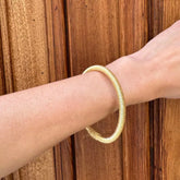 Pulsera Dunia, tejida a mano en Marruecos con hilo de oro s’fifa y seda de cactus. Diseño artesanal inspirado en la tradición de los caftanes nupciales, ligera, resistente al agua y perfecta para combinar entre sí. Una joya versátil que brilla con un toque sutil y elegante, pensada para acompañarte en cada momento.