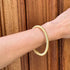 Pulsera Dunia, tejida a mano en Marruecos con hilo de oro s’fifa y seda de cactus. Diseño artesanal inspirado en la tradición de los caftanes nupciales, ligera, resistente al agua y perfecta para combinar entre sí. Una joya versátil que brilla con un toque sutil y elegante, pensada para acompañarte en cada momento.