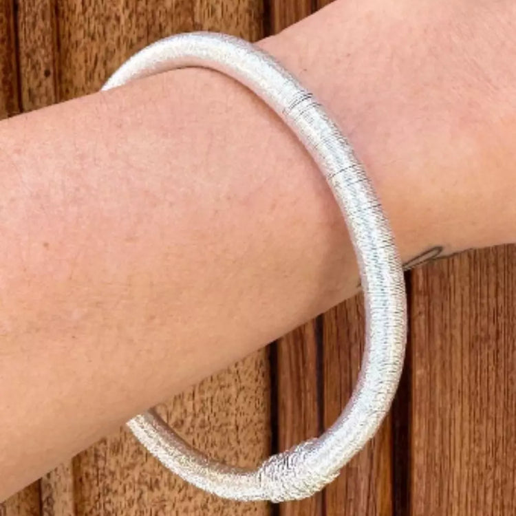 Pulsera Dunia, tejida a mano en Marruecos con hilo de oro s’fifa y seda de cactus. Diseño artesanal inspirado en la tradición de los caftanes nupciales, ligera, resistente al agua y perfecta para combinar entre sí. Una joya versátil que brilla con un toque sutil y elegante, pensada para acompañarte en cada momento.
