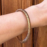 Pulsera Dunia, tejida a mano en Marruecos con hilo de oro s’fifa y seda de cactus. Diseño artesanal inspirado en la tradición de los caftanes nupciales, ligera, resistente al agua y perfecta para combinar entre sí. Una joya versátil que brilla con un toque sutil y elegante, pensada para acompañarte en cada momento.