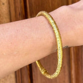 Pulsera Dunia, tejida a mano en Marruecos con hilo de oro s’fifa y seda de cactus. Diseño artesanal inspirado en la tradición de los caftanes nupciales, ligera, resistente al agua y perfecta para combinar entre sí. Una joya versátil que brilla con un toque sutil y elegante, pensada para acompañarte en cada momento.