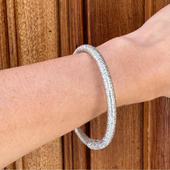 Pulsera Dunia, tejida a mano en Marruecos con hilo de oro s’fifa y seda de cactus. Diseño artesanal inspirado en la tradición de los caftanes nupciales, ligera, resistente al agua y perfecta para combinar entre sí. Una joya versátil que brilla con un toque sutil y elegante, pensada para acompañarte en cada momento.