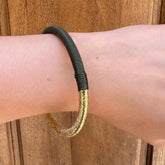 Pulsera Dunia, tejida a mano en Marruecos con hilo de oro s’fifa y seda de cactus. Diseño artesanal inspirado en la tradición de los caftanes nupciales, ligera, resistente al agua y perfecta para combinar entre sí. Una joya versátil que brilla con un toque sutil y elegante, pensada para acompañarte en cada momento.