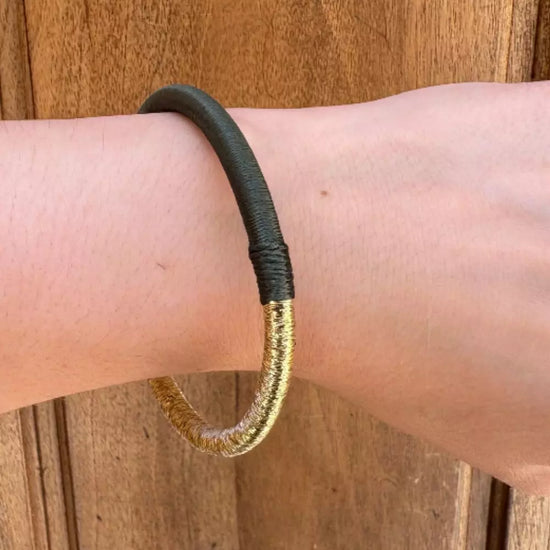 Pulsera Dunia, tejida a mano en Marruecos con hilo de oro s’fifa y seda de cactus. Diseño artesanal inspirado en la tradición de los caftanes nupciales, ligera, resistente al agua y perfecta para combinar entre sí. Una joya versátil que brilla con un toque sutil y elegante, pensada para acompañarte en cada momento.