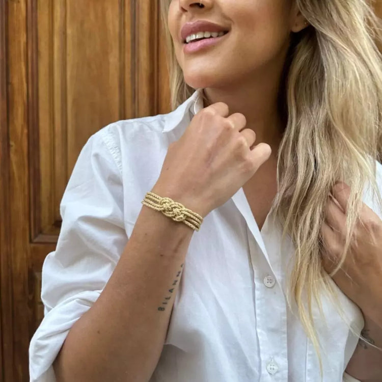 Pulsera Dunia, tejida a mano en Marruecos con hilo de oro s’fifa y seda de cactus. Diseño artesanal inspirado en la tradición de los caftanes nupciales, ligera, resistente al agua y perfecta para combinar entre sí. Una joya versátil que brilla con un toque sutil y elegante, pensada para acompañarte en cada momento.