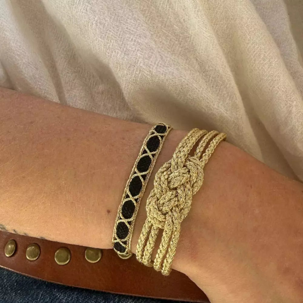 Pulsera Dunia, tejida a mano en Marruecos con hilo de oro s’fifa y seda de cactus. Diseño artesanal inspirado en la tradición de los caftanes nupciales, ligera, resistente al agua y perfecta para combinar entre sí. Una joya versátil que brilla con un toque sutil y elegante, pensada para acompañarte en cada momento.