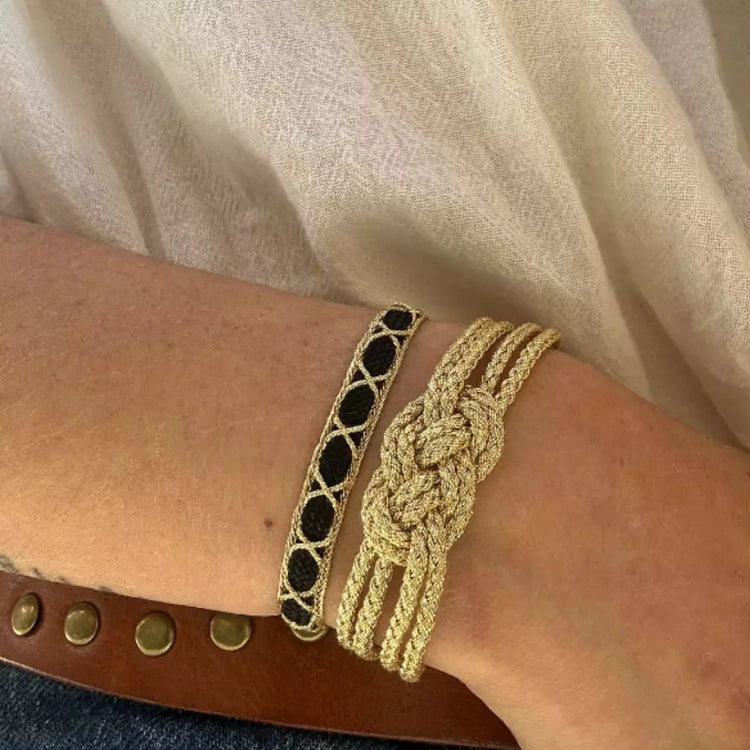 Pulsera Dunia, tejida a mano en Marruecos con hilo de oro s’fifa y seda de cactus. Diseño artesanal inspirado en la tradición de los caftanes nupciales, ligera, resistente al agua y perfecta para combinar entre sí. Una joya versátil que brilla con un toque sutil y elegante, pensada para acompañarte en cada momento.