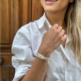 Pulsera Dunia, tejida a mano en Marruecos con hilo de oro s’fifa y seda de cactus. Diseño artesanal inspirado en la tradición de los caftanes nupciales, ligera, resistente al agua y perfecta para combinar entre sí. Una joya versátil que brilla con un toque sutil y elegante, pensada para acompañarte en cada momento.