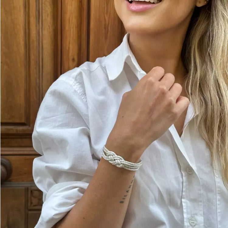 Pulsera Dunia, tejida a mano en Marruecos con hilo de oro s’fifa y seda de cactus. Diseño artesanal inspirado en la tradición de los caftanes nupciales, ligera, resistente al agua y perfecta para combinar entre sí. Una joya versátil que brilla con un toque sutil y elegante, pensada para acompañarte en cada momento.