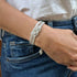 Pulsera Dunia, tejida a mano en Marruecos con hilo de oro s’fifa y seda de cactus. Diseño artesanal inspirado en la tradición de los caftanes nupciales, ligera, resistente al agua y perfecta para combinar entre sí. Una joya versátil que brilla con un toque sutil y elegante, pensada para acompañarte en cada momento.