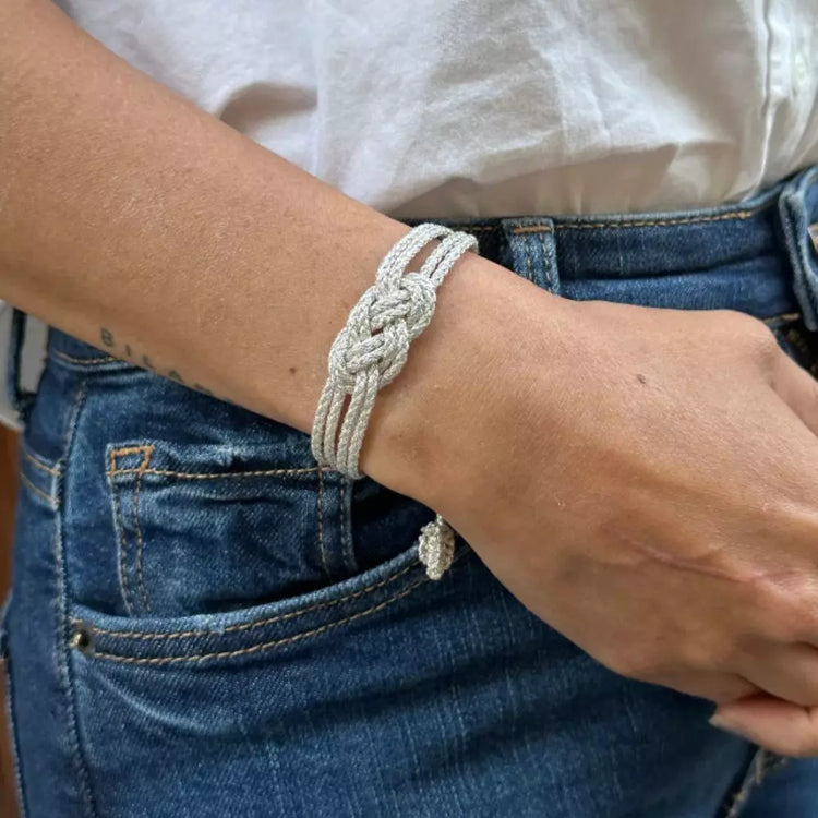 Pulsera Dunia, tejida a mano en Marruecos con hilo de oro s’fifa y seda de cactus. Diseño artesanal inspirado en la tradición de los caftanes nupciales, ligera, resistente al agua y perfecta para combinar entre sí. Una joya versátil que brilla con un toque sutil y elegante, pensada para acompañarte en cada momento.