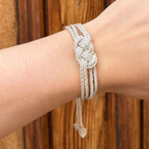 Pulsera Dunia, tejida a mano en Marruecos con hilo de oro s’fifa y seda de cactus. Diseño artesanal inspirado en la tradición de los caftanes nupciales, ligera, resistente al agua y perfecta para combinar entre sí. Una joya versátil que brilla con un toque sutil y elegante, pensada para acompañarte en cada momento.