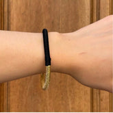 Pulsera Dunia, tejida a mano en Marruecos con hilo de oro s’fifa y seda de cactus. Diseño artesanal inspirado en la tradición de los caftanes nupciales, ligera, resistente al agua y perfecta para combinar entre sí. Una joya versátil que brilla con un toque sutil y elegante, pensada para acompañarte en cada momento.
