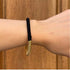 Pulsera Dunia, tejida a mano en Marruecos con hilo de oro s’fifa y seda de cactus. Diseño artesanal inspirado en la tradición de los caftanes nupciales, ligera, resistente al agua y perfecta para combinar entre sí. Una joya versátil que brilla con un toque sutil y elegante, pensada para acompañarte en cada momento.