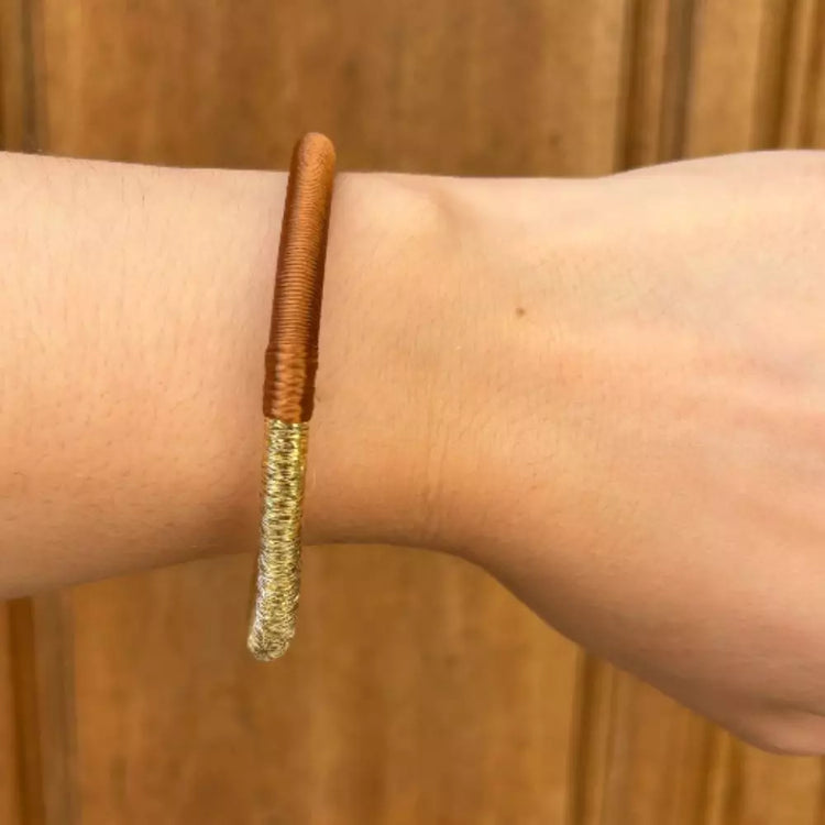 Pulsera Dunia, tejida a mano en Marruecos con hilo de oro s’fifa y seda de cactus. Diseño artesanal inspirado en la tradición de los caftanes nupciales, ligera, resistente al agua y perfecta para combinar entre sí. Una joya versátil que brilla con un toque sutil y elegante, pensada para acompañarte en cada momento.