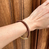 Pulsera Dunia, tejida a mano en Marruecos con hilo de oro s’fifa y seda de cactus. Diseño artesanal inspirado en la tradición de los caftanes nupciales, ligera, resistente al agua y perfecta para combinar entre sí. Una joya versátil que brilla con un toque sutil y elegante, pensada para acompañarte en cada momento.
