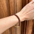 Pulsera Dunia, tejida a mano en Marruecos con hilo de oro s’fifa y seda de cactus. Diseño artesanal inspirado en la tradición de los caftanes nupciales, ligera, resistente al agua y perfecta para combinar entre sí. Una joya versátil que brilla con un toque sutil y elegante, pensada para acompañarte en cada momento.