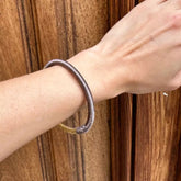 Pulsera Dunia, tejida a mano en Marruecos con hilo de oro s’fifa y seda de cactus. Diseño artesanal inspirado en la tradición de los caftanes nupciales, ligera, resistente al agua y perfecta para combinar entre sí. Una joya versátil que brilla con un toque sutil y elegante, pensada para acompañarte en cada momento.