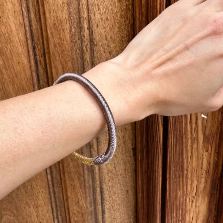 Pulsera Dunia, tejida a mano en Marruecos con hilo de oro s’fifa y seda de cactus. Diseño artesanal inspirado en la tradición de los caftanes nupciales, ligera, resistente al agua y perfecta para combinar entre sí. Una joya versátil que brilla con un toque sutil y elegante, pensada para acompañarte en cada momento.