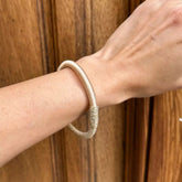 Pulsera Dunia, tejida a mano en Marruecos con hilo de oro s’fifa y seda de cactus. Diseño artesanal inspirado en la tradición de los caftanes nupciales, ligera, resistente al agua y perfecta para combinar entre sí. Una joya versátil que brilla con un toque sutil y elegante, pensada para acompañarte en cada momento.
