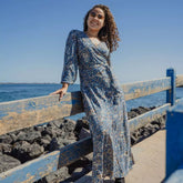 Arena Formentera vestido largo bohemio cruzado en New Saari con estampado botánico en tonos negro y beige, estilo elegante y veraniego para mujer
