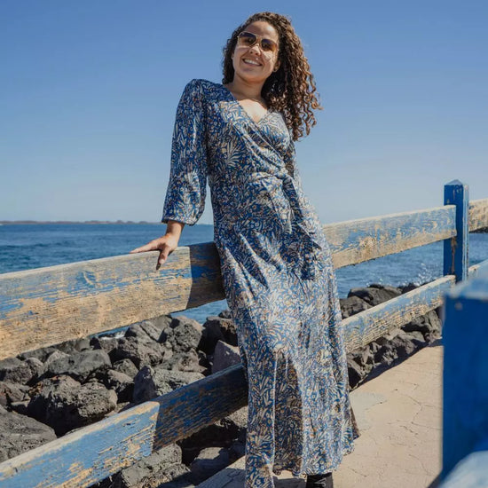 Arena Formentera vestido largo bohemio cruzado en New Saari con estampado botánico en tonos negro y beige, estilo elegante y veraniego para mujer