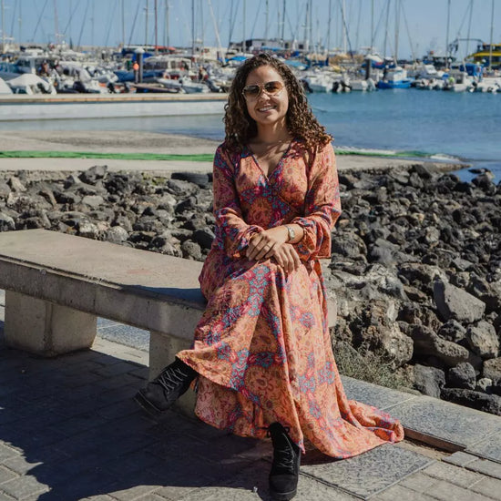 Arena Formentera vestido largo cruzado bohemio en rayón ligero con estampado floral en tonos cálidos para mujer