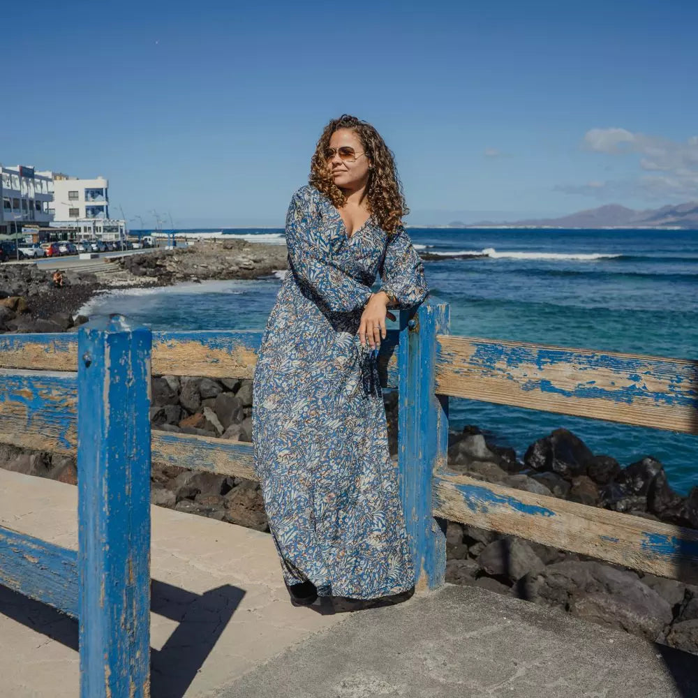 Arena Formentera vestido largo bohemio cruzado en New Saari con estampado botánico en tonos negro y beige, estilo elegante y veraniego para mujer