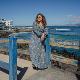 Arena Formentera vestido largo bohemio cruzado en New Saari con estampado botánico en tonos negro y beige, estilo elegante y veraniego para mujer