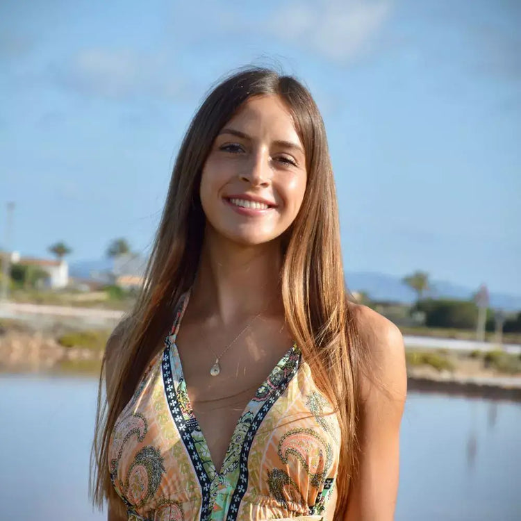 vestido Uma, vestido largo amarillo, vestido bohemio Arena Formentera, vestido Kharma Arena Formentera, vestido de tiras ajustables, vestido verano mujer, vestido playa elegante, vestido talla única, vestido fluido amarillo, vestido estampado artesanal, vestido New Saari, vestido inspirado en seda india, vestido versátil de verano, vestido ligero y fresco, vestido boho chic mujer, vestido playa bohemio, vestido largo patchwork, vestido bohemio mujer, vestido verano boho chic, vestido playa largo, vestido fl
